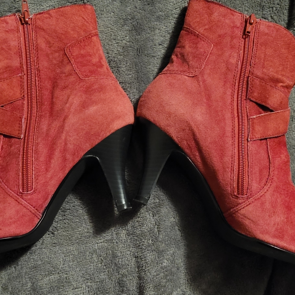 Heels, boots - Picture 3 of 5